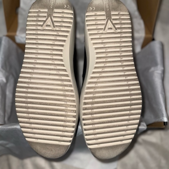 Vionic - Picture 3 of 4